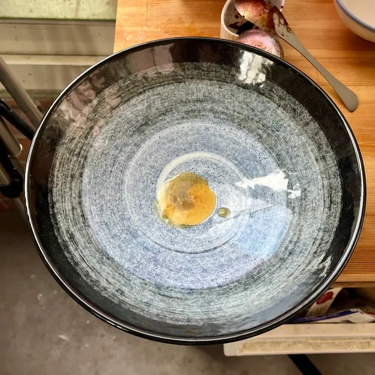 以類似拉麵先下香油的做法，讓麵沾上芝麻油的香氣