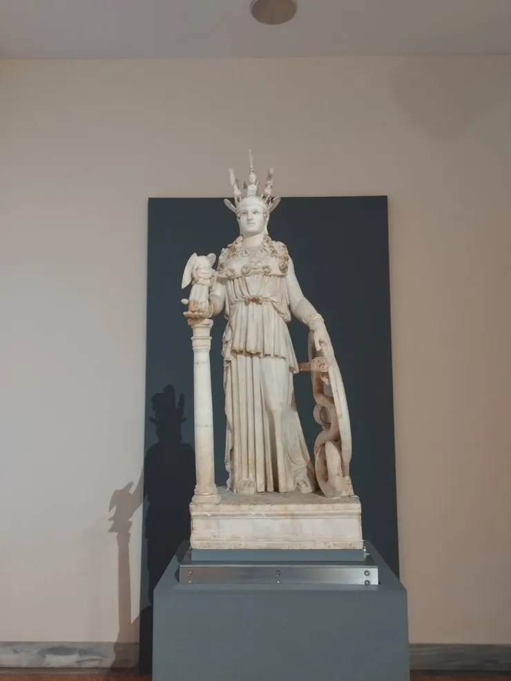新衛城博物館的雅典娜女神,右手上托的就是勝利女神尼基,左手則是神盾埃癸斯Aegis,那顆頭是梅杜莎喔。