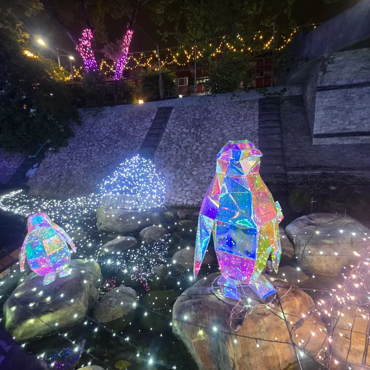 還派企鵝看守。