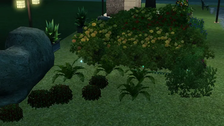 小螢光燈不但有照明作用，還能點綴花圃。