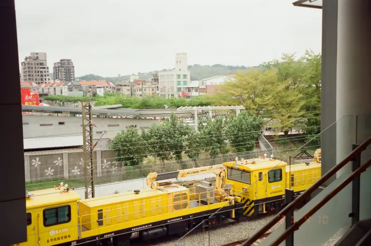 攝於台灣某車站窗戶