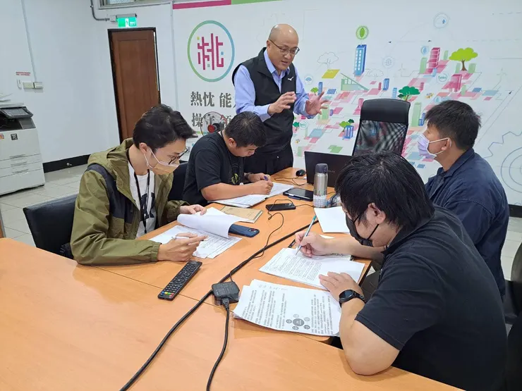 陳世偉這協助同仁的舉止,獲得好評。圖:讀者提供