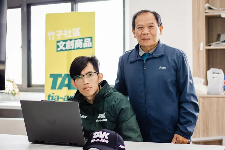 左邊為竹子村理事長（黃偉紘）右邊為竹子村村長（周文曲）