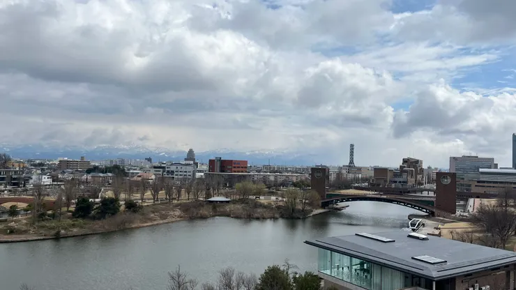 搭配後面的山，已經不像在日本，而是在歐洲吧。