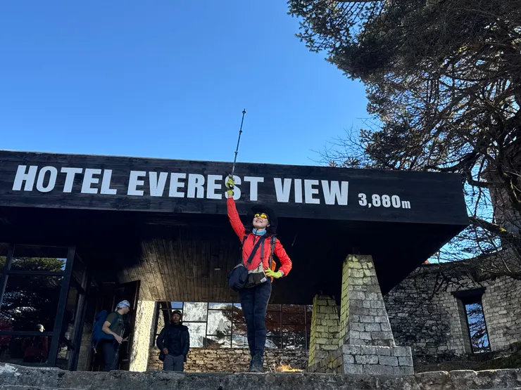 在聖母峰觀景飯店留影─已經接近玉山的高度了。