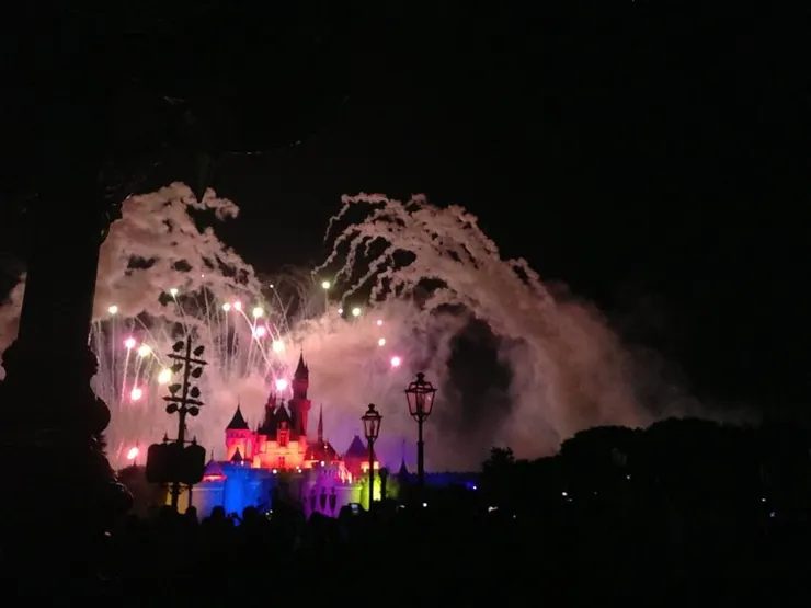 住在迪士尼的飯店,窗戶打開就能看煙火