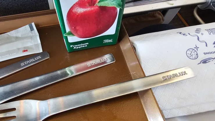 星宇航空經濟艙也是使用高級的不銹鋼餐具!這點很加分!