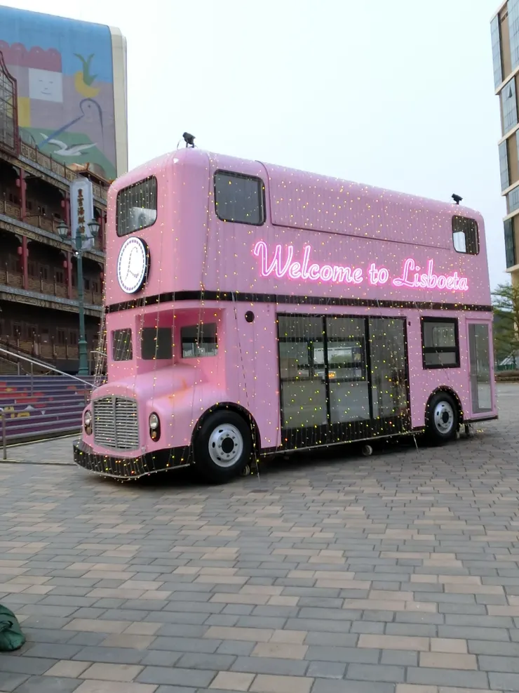 前面卻有這麼一輛可愛的粉紅巴士！但這是裝飾品，不能乘搭。