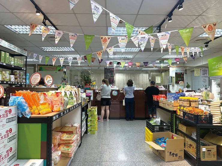 ▲汐止區農會-收起座椅陳設農產貨架來歡迎居民。