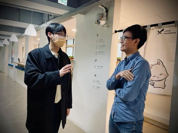 加恩與冠緯在均一辦公室交流