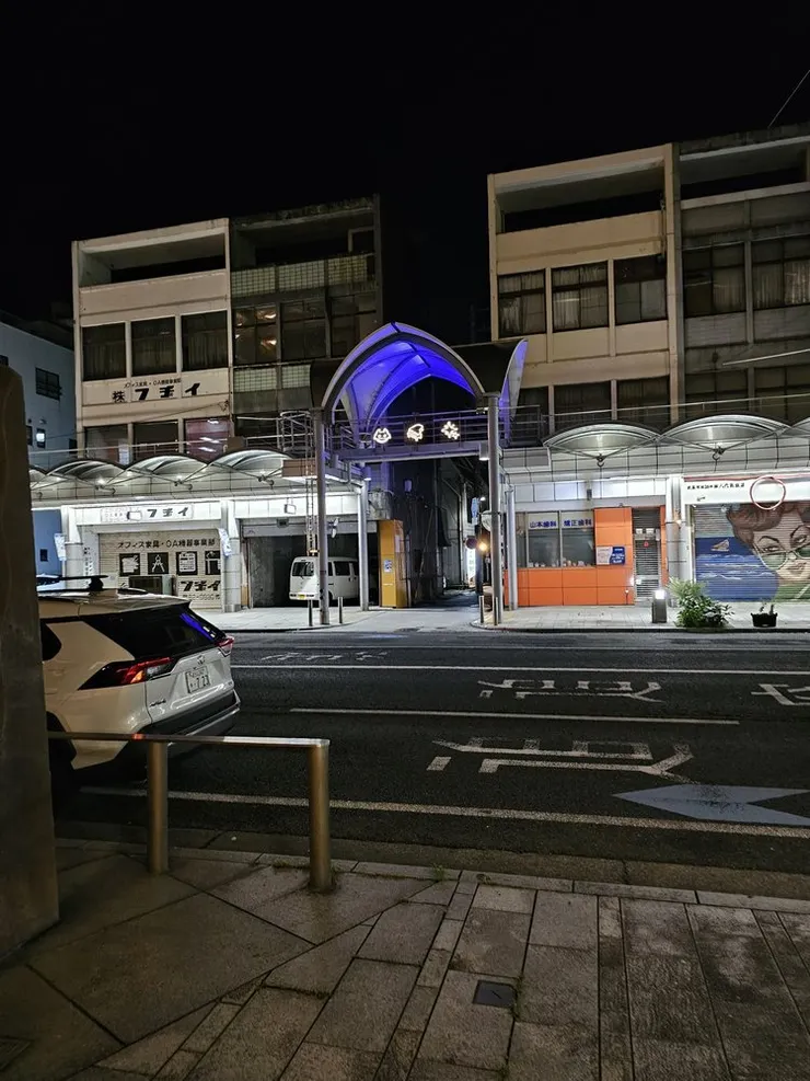 商店街有Aqours成員的代表圖示的燈