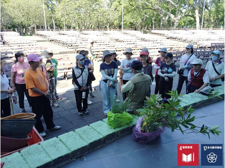 下午的現場實作，馬老師解說植物挑選與栽植的原則