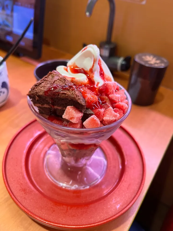 巧克力草莓聖代。