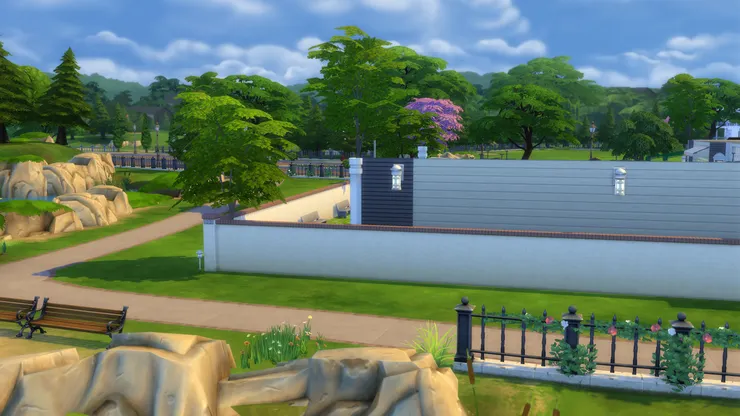 對我來說，學校有圍牆比較安全，但我又不想弄到像監獄那樣，所以用了柔和的顏色，也不建得太高。