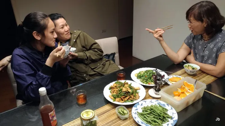 親友慕名來訪導覽接待頗自得！2022/5/1與妻神姊妹母女。