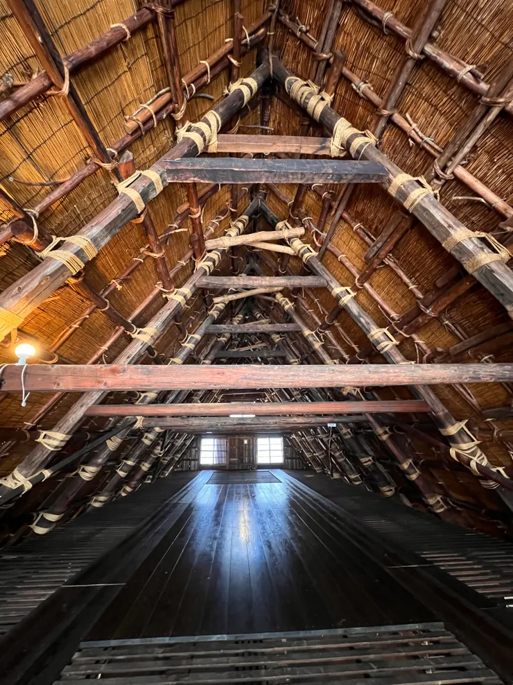 用繩結，固定的屋頂內部