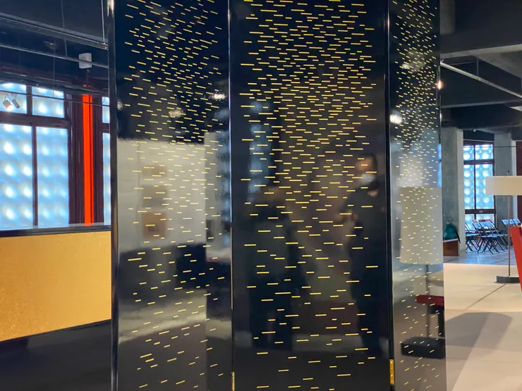 復刻雙面屏風，黝黑面，金線條的分布有疏密、長短之分，全憑照片模擬，非常不容易