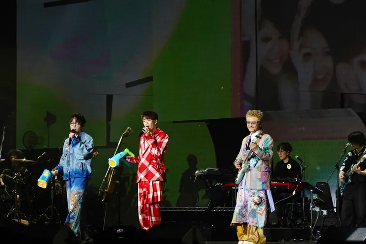 家謙、嘉豪與安仔的舞台服裝色彩繽紛，帶童話感覺。