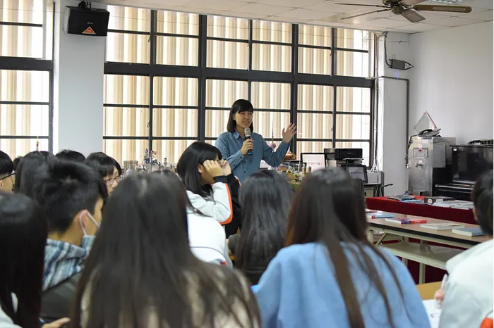 茅茅老師與同學分享點亮觀眾視覺、聽覺的魔法,大家聽得津津有味