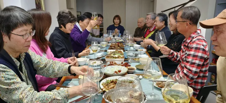 【席間觥籌交錯】