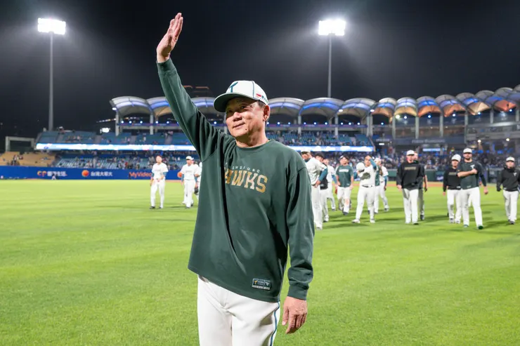 總教練洪一中完成執教2000場的成就。(翻攝自台鋼雄鷹臉書)