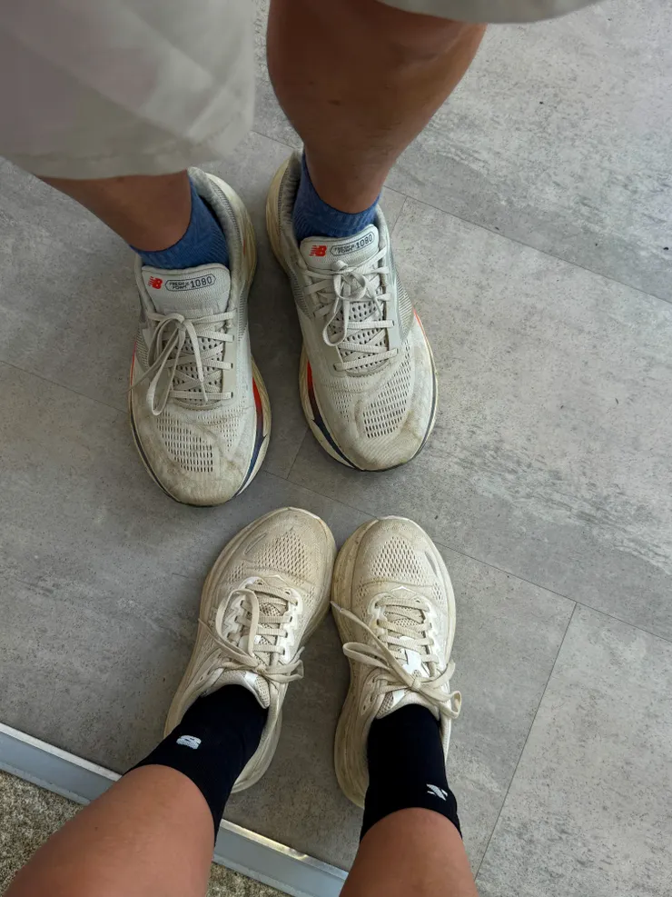 出發前新買的全白慢跑鞋，還沒有使用過就被我拎來走朝聖了！才四天就胎割了！🫣