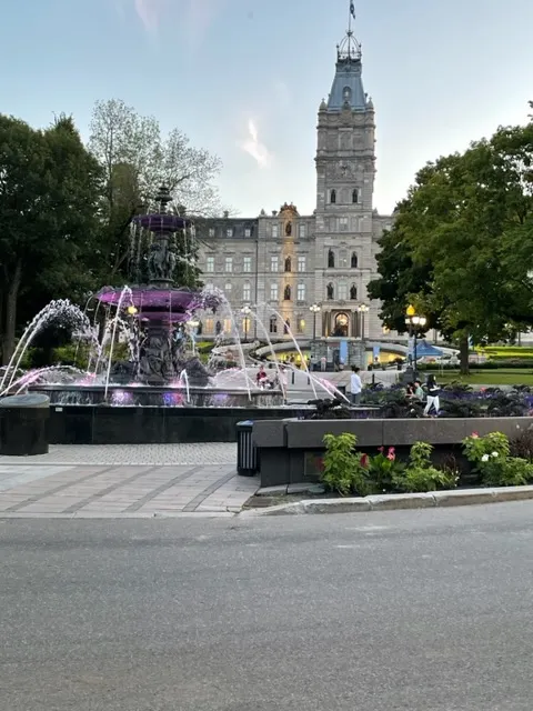 魁北克省的省議會,其建築設計靈感源自巴黎的羅浮宮。