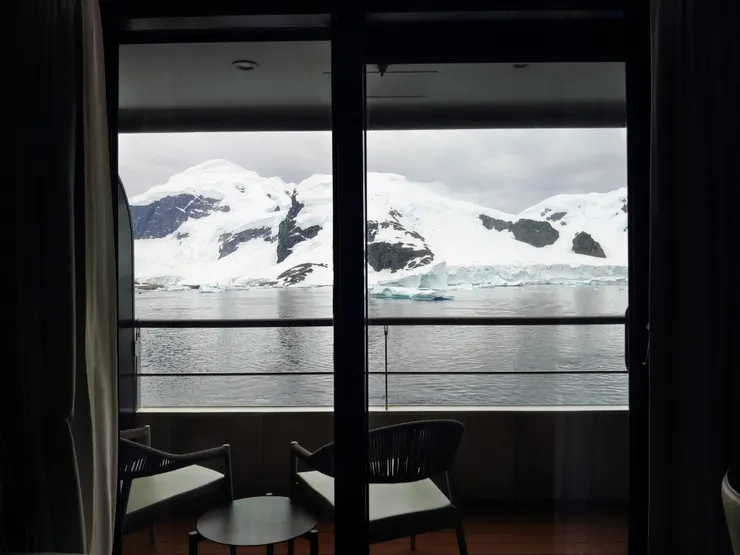 雙人陽台艙的陽台。天氣好的時候，我會在陽台看風景，用船公司提供的望遠鏡查看有沒有企鵝或其他動物。
