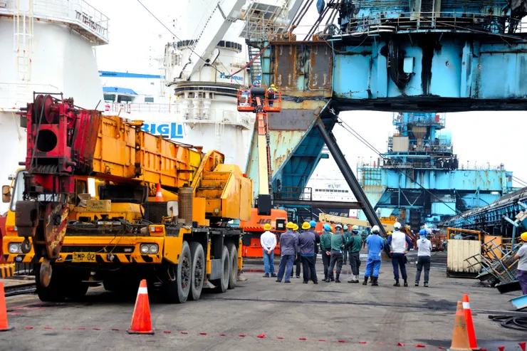 【海吊船如期抵達這過程難得一遇!眾工作人員等待技師檢查結果,好進行下一步動作。】