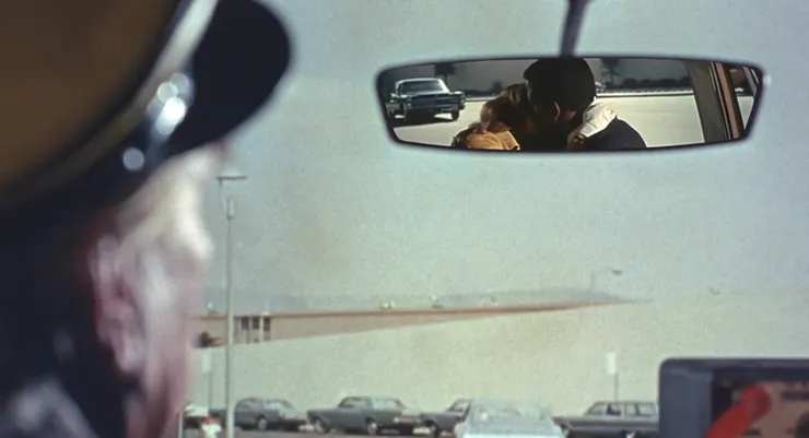 擁吻中的Joey和John