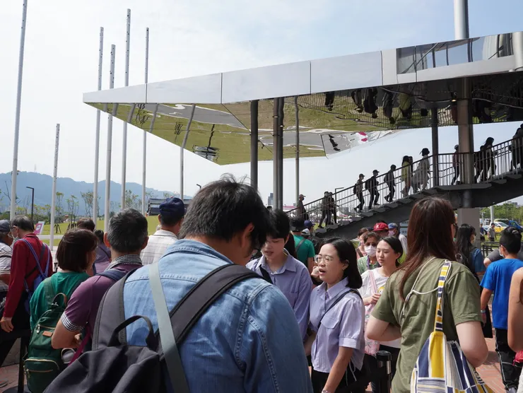 圖5：新北市美術館開館前排隊人流。