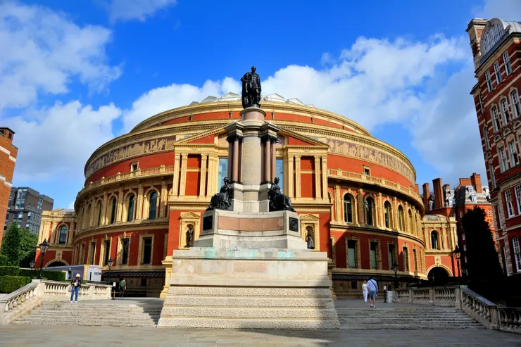 【美麗的圓頂建築躋身倫敦地標！亞伯特音樂廳南側，正前是亞伯特親王立像銅雕。】