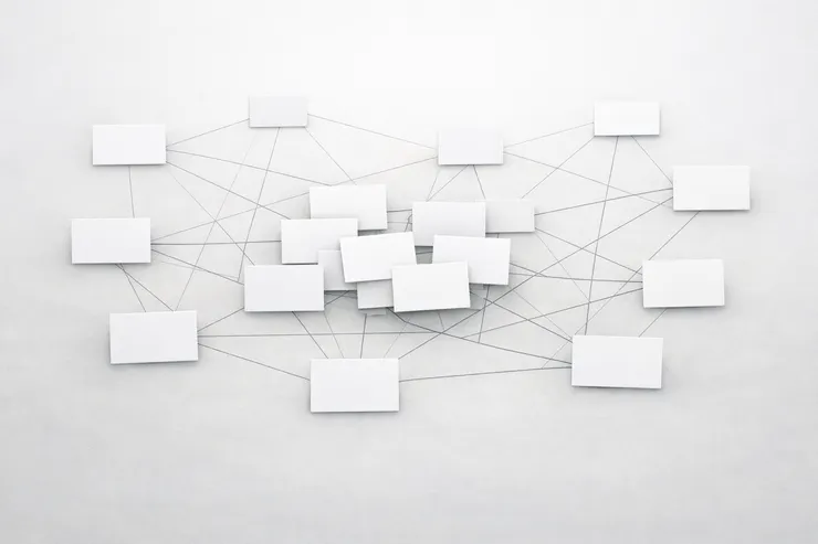 多個知識單位以連結構成網絡，而不是被動堆疊。