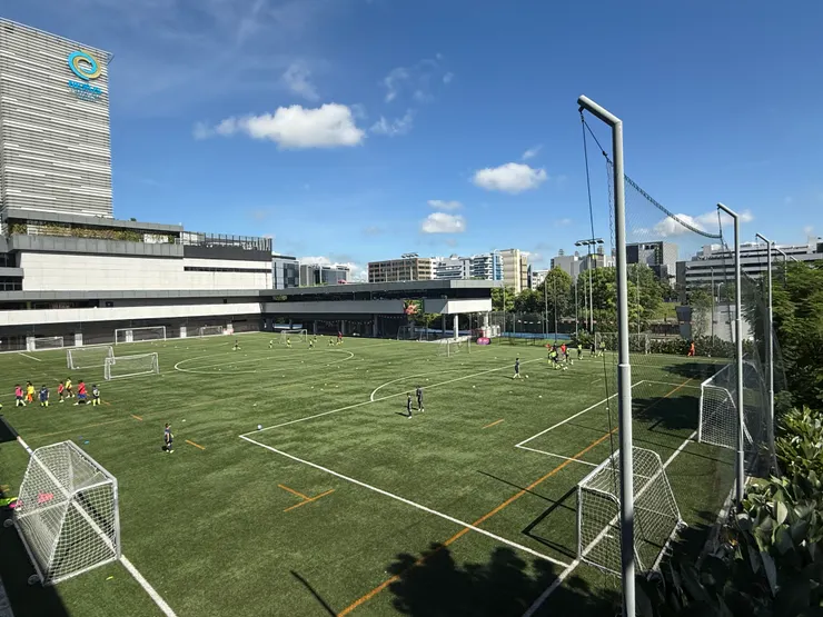 在新加坡，如果你覺得校地太小，那可能是你的財力不夠