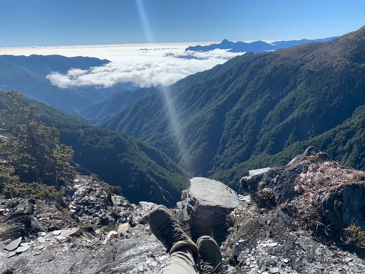 馬博橫斷著名的烏拉孟斷崖，中段 隔壁就是破碎山壁，一不小心就直接下去，回不到人間了