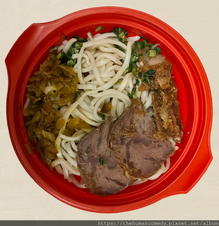 711精燉紅燒牛肉麵，配料主要是酸菜、蔥花、牛肉