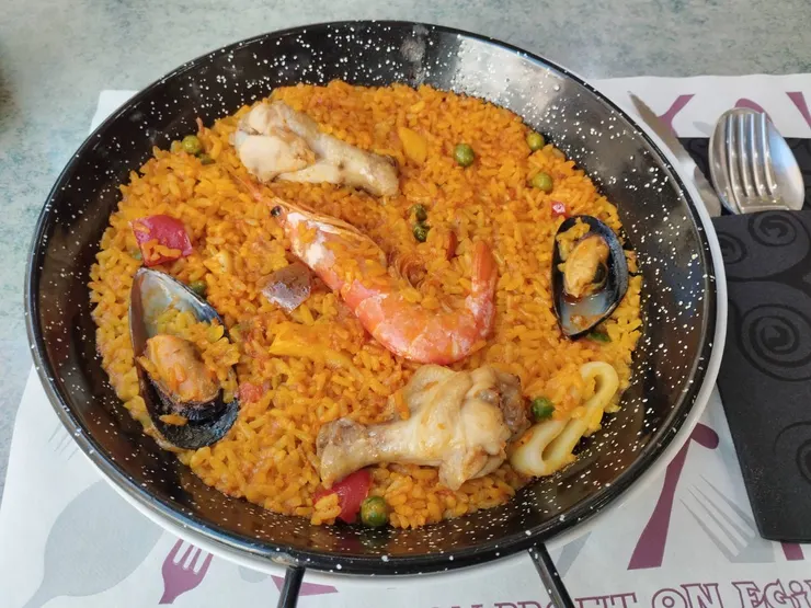 後來還是吃到的海鮮飯paella