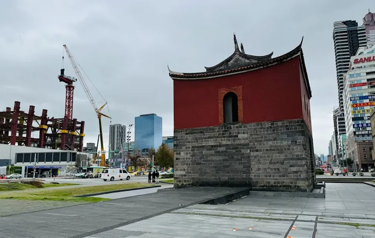 「承恩門」面向北方有「承接天恩」之意，約2024年1月拍攝。唯一保留閔式建築的古城門，因為風水而調整斜角13度，原本有瓮城跟官門，日治時期城牆拆除。