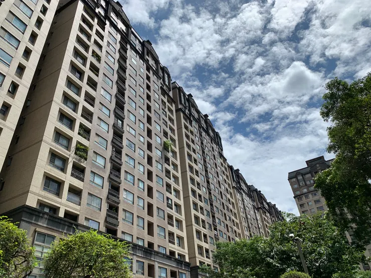 建築大樓上的一片蔚藍天空