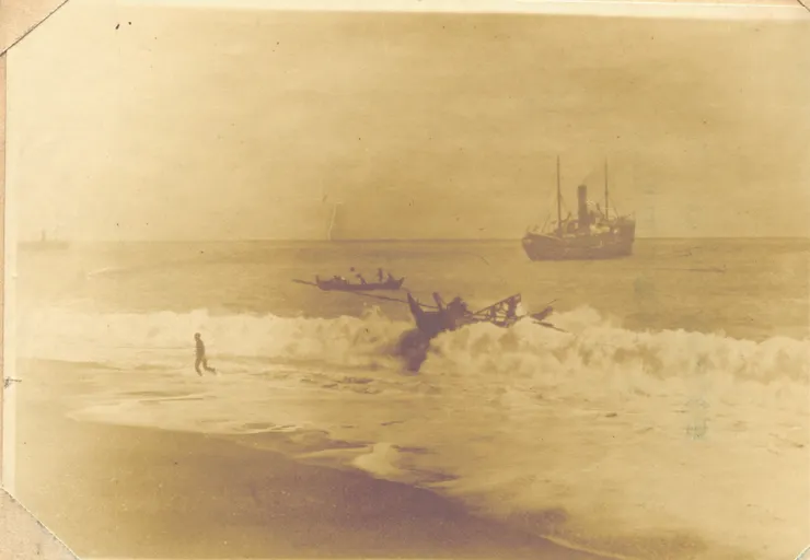 花蓮港市街地附近的泊地無法讓大型船隻靠泊，只能靠小船在大浪中接駁 (資料來源：《花蓮港港灣調查報告書》)