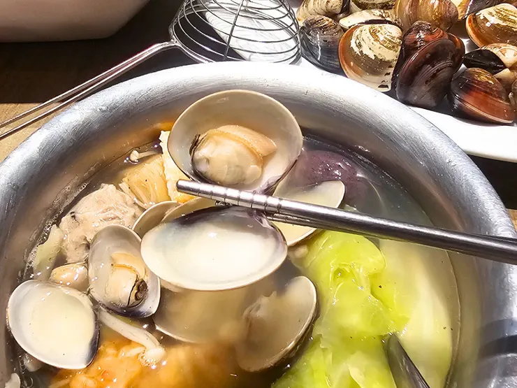 這口熱湯的鮮甜,絕對比冰箱裡的剩菜更能拯救你的靈魂。