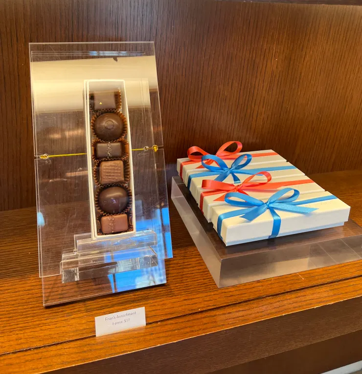 種類繁多，初次造訪挑選店家搭配的禮盒即可。這次選的是6入一組的禮盒。當然，歐巴馬的最愛—「焦糖海鹽牛奶巧克力」也在其中。