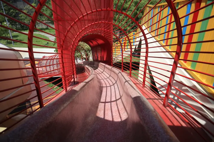 一路左彎到底的紅色溜滑梯