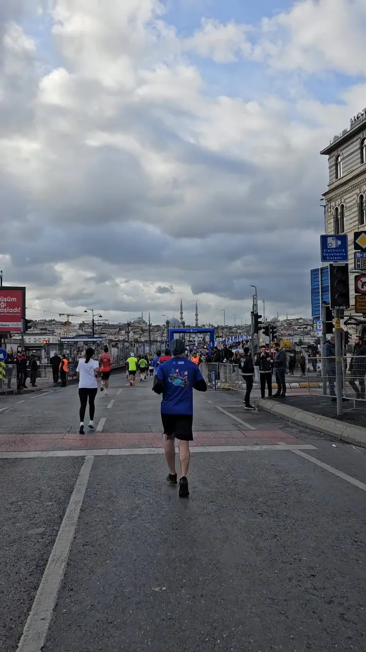 準備通過加拉塔大橋前往老城區