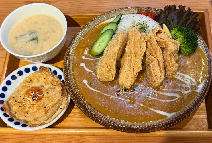 卡茲豆包咖哩飯 ＆ 純植荷包旦 & 豆乳味噌湯