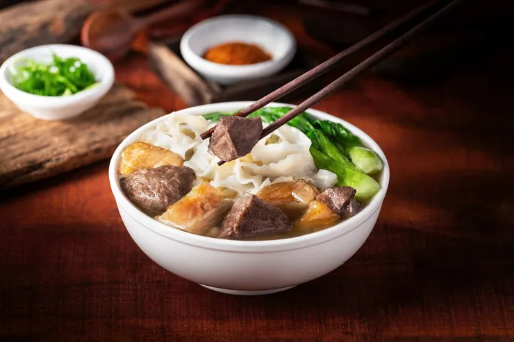 圖說：富豪美食家蔡辰男最新力作，Costco熱銷款半筋半肉清燉牛肉麵。（圖/十味觀）