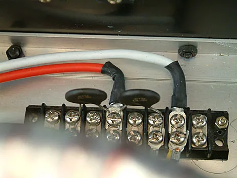 大功率變壓器加上大容量的電容,開機瞬間的電流會很可怕,所以也加上了 Thermistor 吸收開機的瞬間電流,這裡用上的是 CL-30,算是 CL-60 的大哥,常溫下內阻約 5R,耐電流為 8A