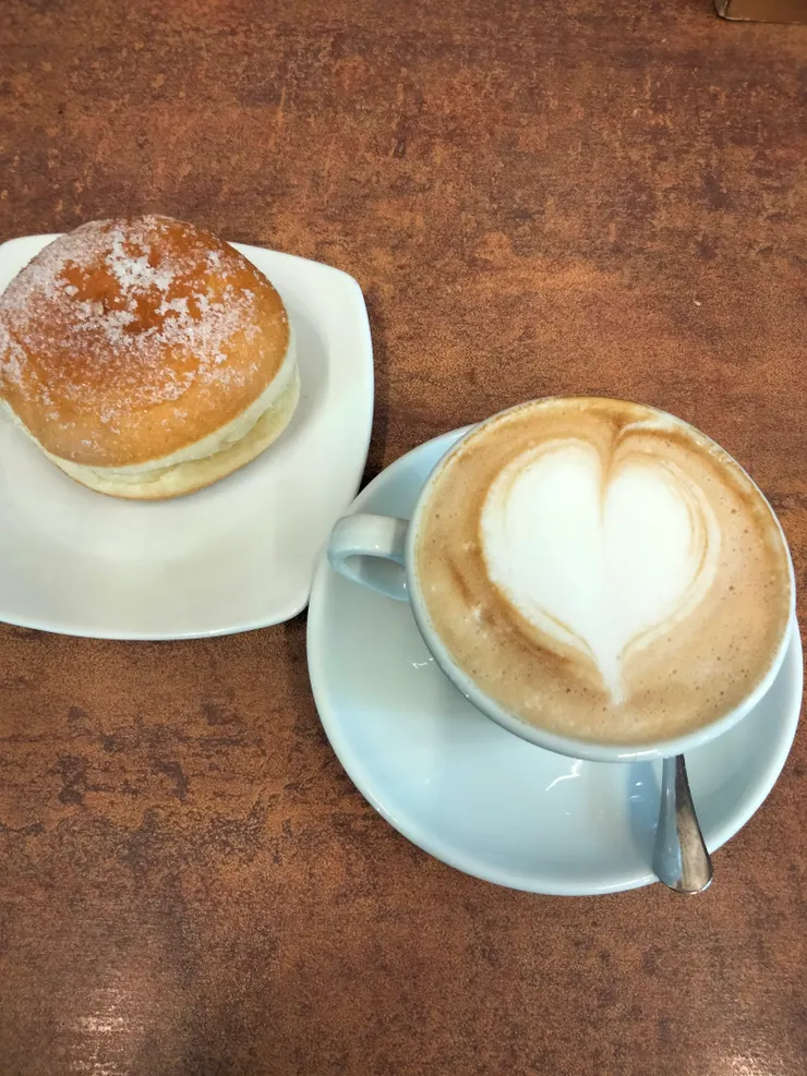 吃早餐，喝卡布奇諾