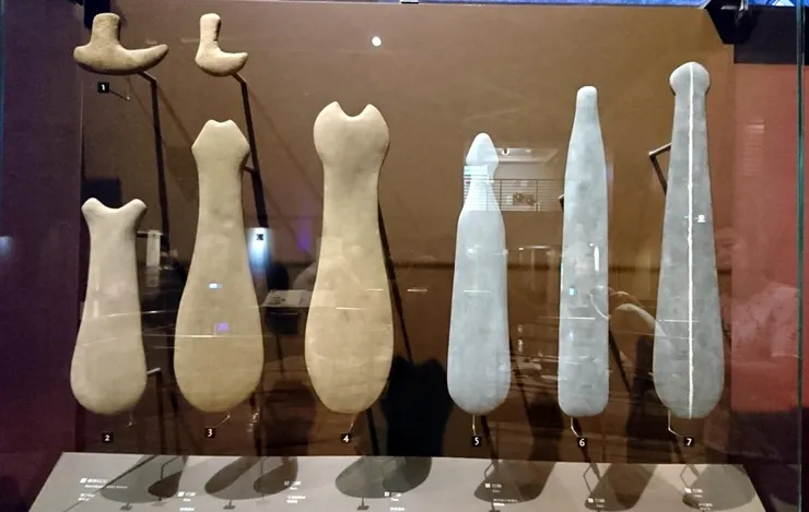 台南卑南遺址出土的巴圖形石器，毛利人視為傳家寶（圖片來源：國家文化記憶庫）