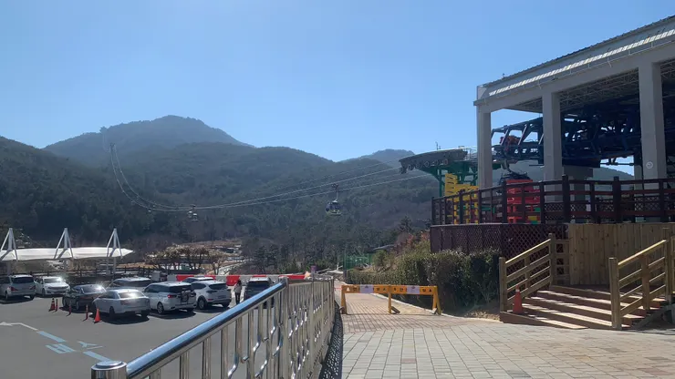 纜車一路直衝山頂。